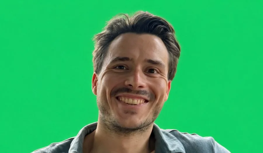 Portret van Joep Voskuilen tegen een groene achtergrond.